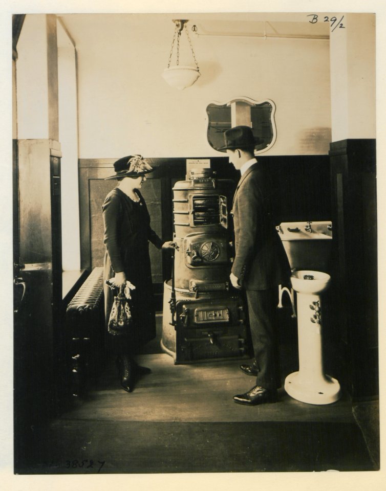 Living model in plumbing fixtures Photo T (HS85-10-38527) original