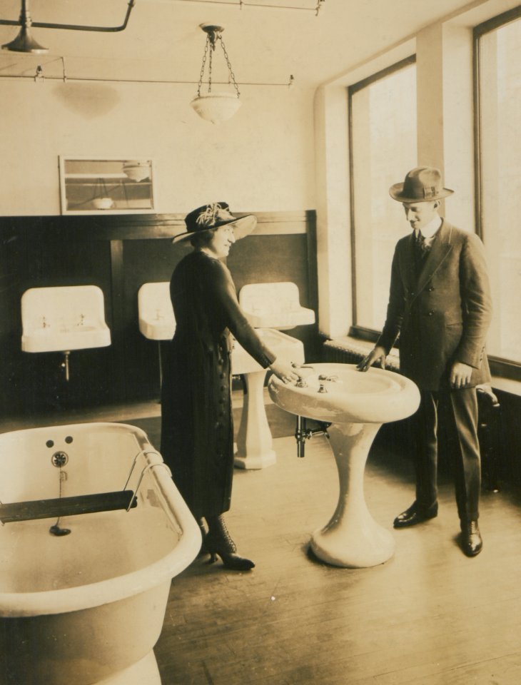 Living model in plumbing fixtures Photo V (HS85-10-38529) (cropped)