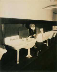 Living model in plumbing fixtures Photo W (HS85-10-38530)