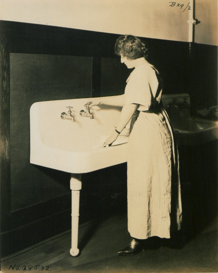Living model in plumbing fixtures Photo Y (HS85-10-38532)