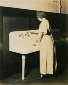 Living model in plumbing fixtures Photo Y (HS85-10-38532)