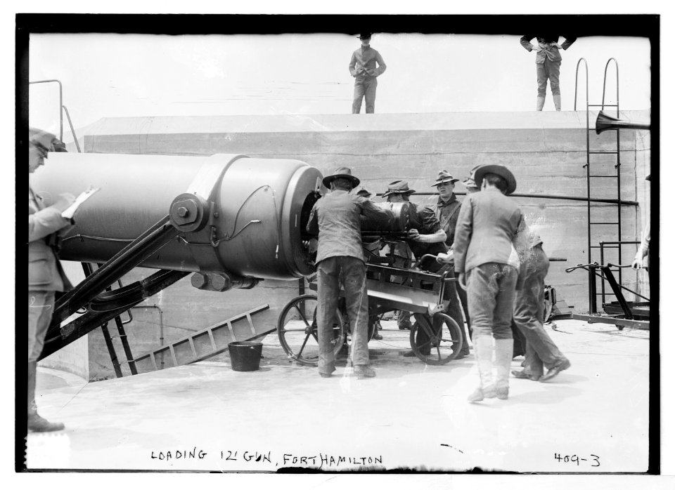Loading 12' gun, Fort Hamilton LCCN2014681931