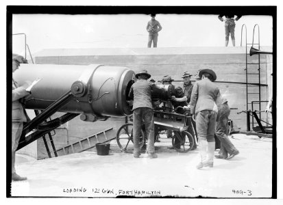 Loading 12' gun, Fort Hamilton LCCN2014681931