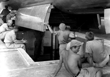 Loading of the Little Boy nuclear bomb into the Boeing B-29 on Tinian, Mariana Island, 5 August 1945 (76048611)