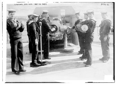Loading Big Gun, British Navy LCCN2014696939