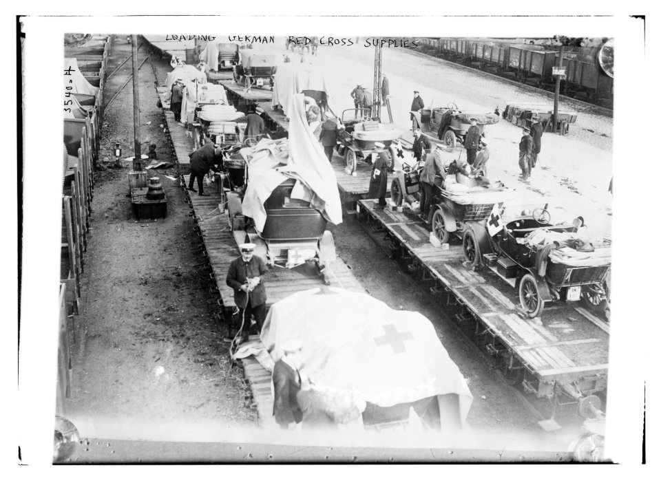 Loading German Red Cross supplies LCCN2014699397