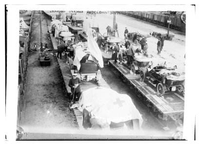 Loading German Red Cross supplies LCCN2014699397