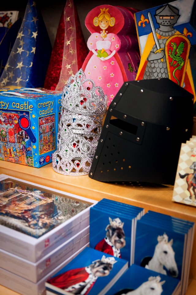 Livrustkammarens entré, butik, vykort, leksak - Livrustkammaren - 89902