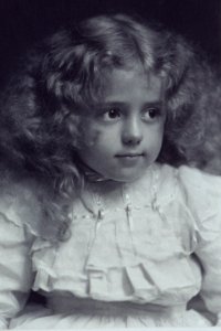 Little girl with fair, wavy hair LCCN2004676281 (cropped)