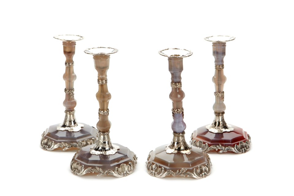 Ljusstakar av agat med montering och fotring av gjutet silver, ornament i form av musslor - Skoklosters slott - 92220