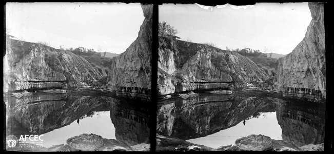 Llac a les salines de Cardona amb un home reflectit