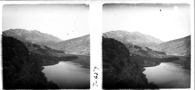 Llac i panoràmica de les muntanyes del Montsec