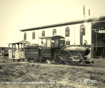 Locomotora y maquinaria del 'Ingenio Azucarero Rocafuerte' en el cantón Yaguachi en 1910. Archivo Histórico del Guayas