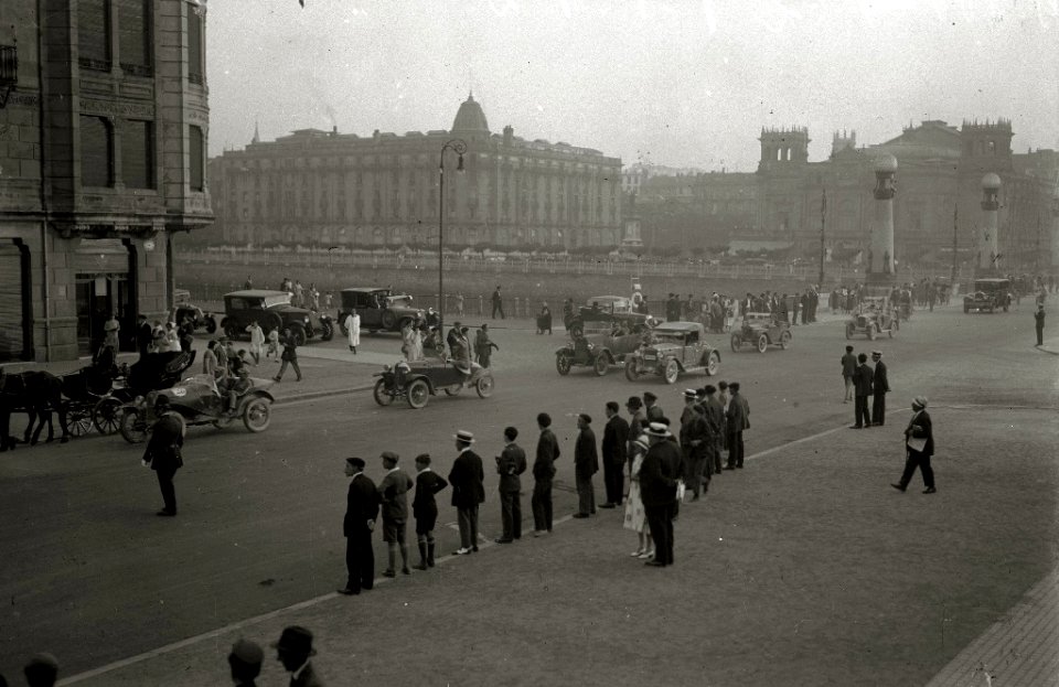 Llegada de la gran caravana automóvilista formada mayormente por la llamada 'colonia veraniega' en el paseo de la Zurriola (1 de 1) - Fondo Car-Kutxa Fototeka