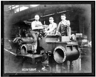 Locomotive building -4 LCCN94504743