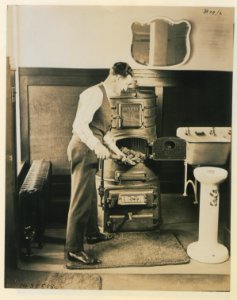 Living model in plumbing fixtures Photo B (HS85-10-38508) original