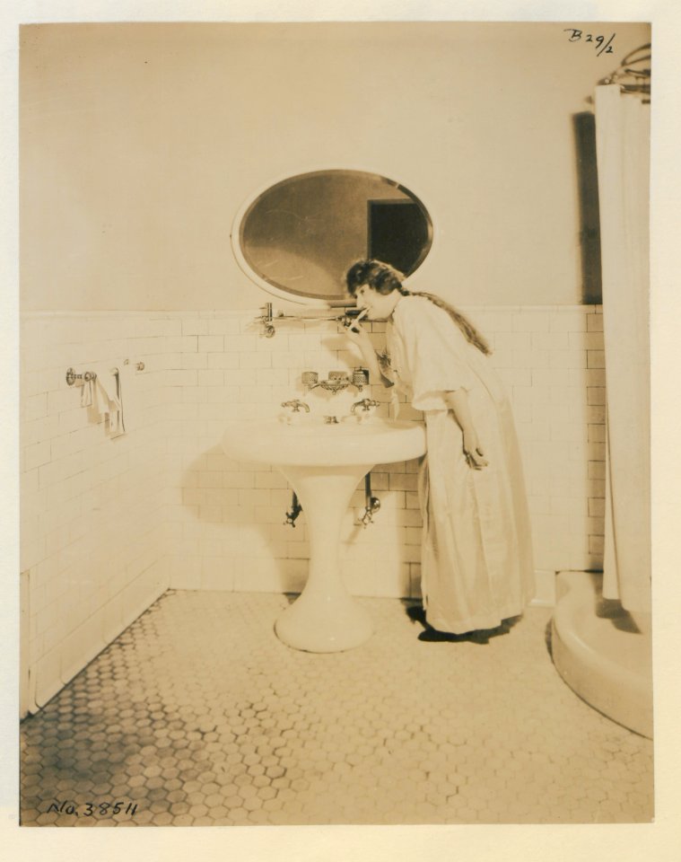 Living model in plumbing fixtures Photo D (HS85-10-38511) original