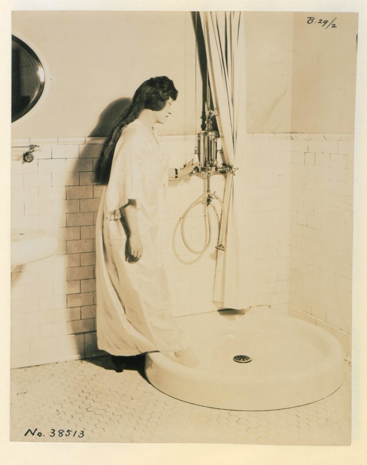 Living model in plumbing fixtures Photo F (HS85-10-38513) original
