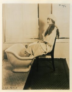 Living model in plumbing fixtures Photo H (HS85-10-38515) original