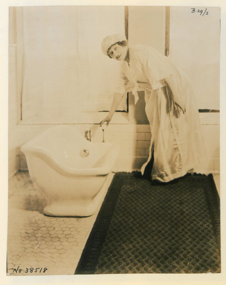Living model in plumbing fixtures Photo K (HS85-10-38518) original