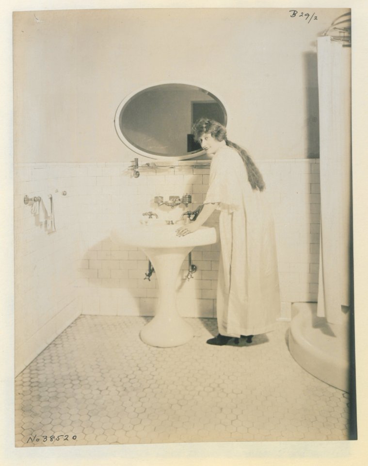 Living model in plumbing fixtures Photo M (HS85-10-38520) original
