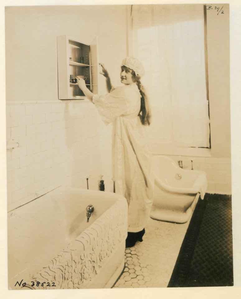 Living model in plumbing fixtures Photo O (HS85-10-38522) original