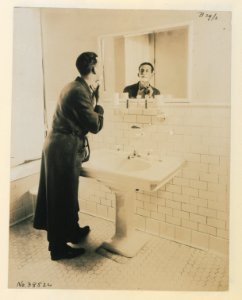 Living model in plumbing fixtures Photo Q (HS85-10-38524) original