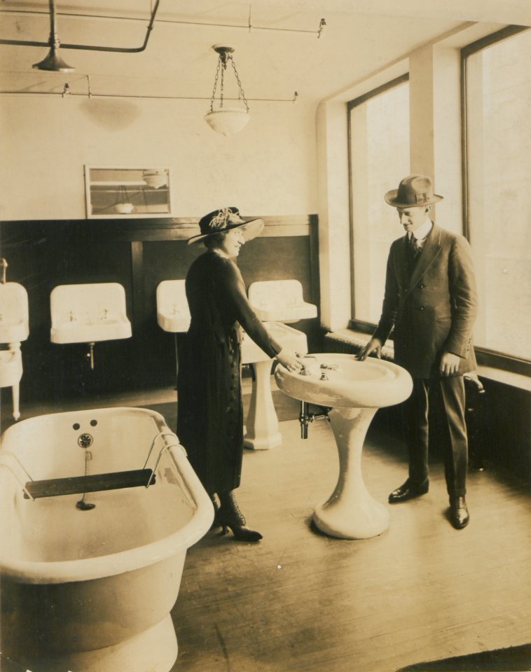 Living model in plumbing fixtures Photo V (HS85-10-38529)