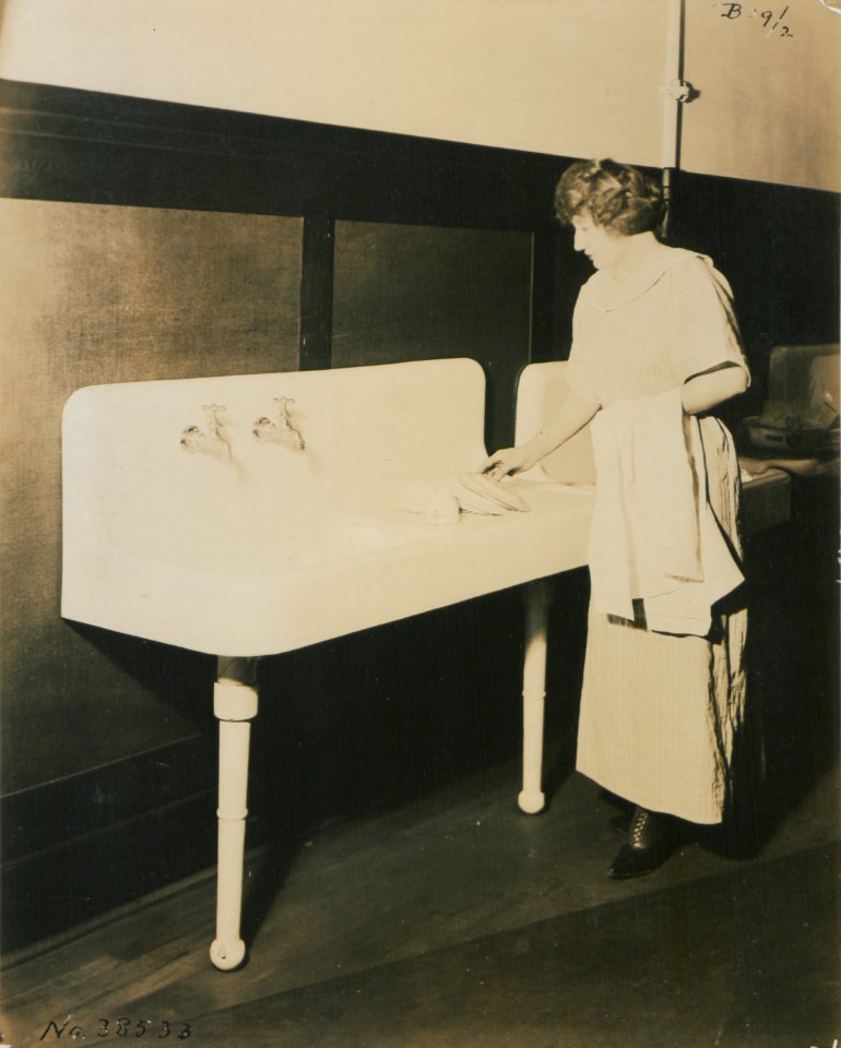 Living model in plumbing fixtures Photo Z (HS85-10-38533)