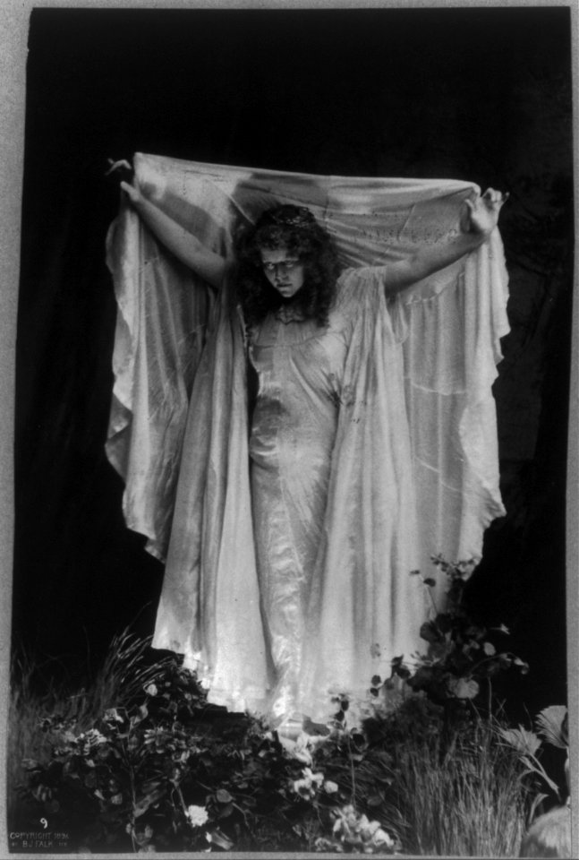 Loie Fuller, 1869-1928, full length, standing, facing left LCCN2005685076