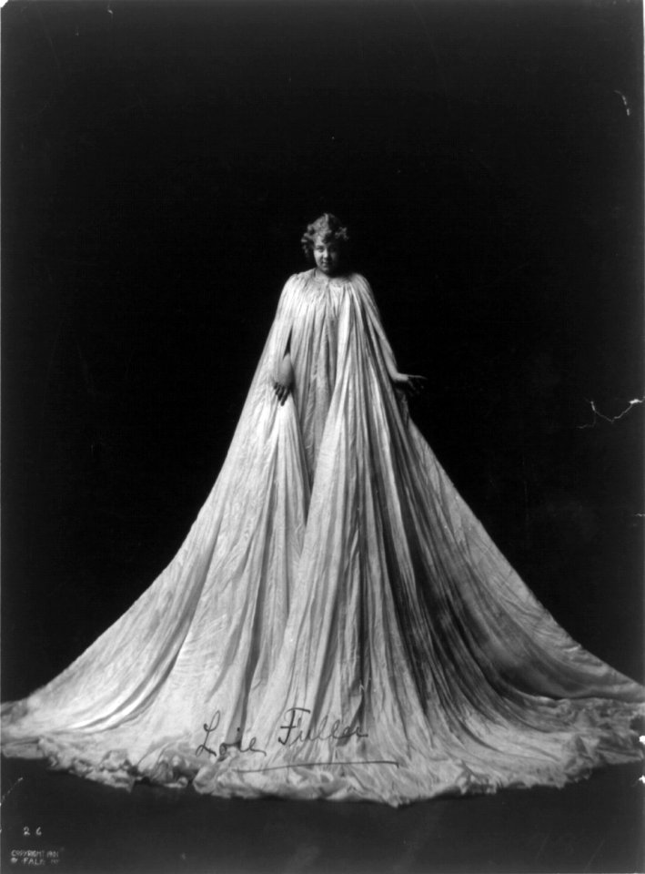 Loie Fuller, full-length portrait, standing, facing front; draped in very long gown LCCN96514366