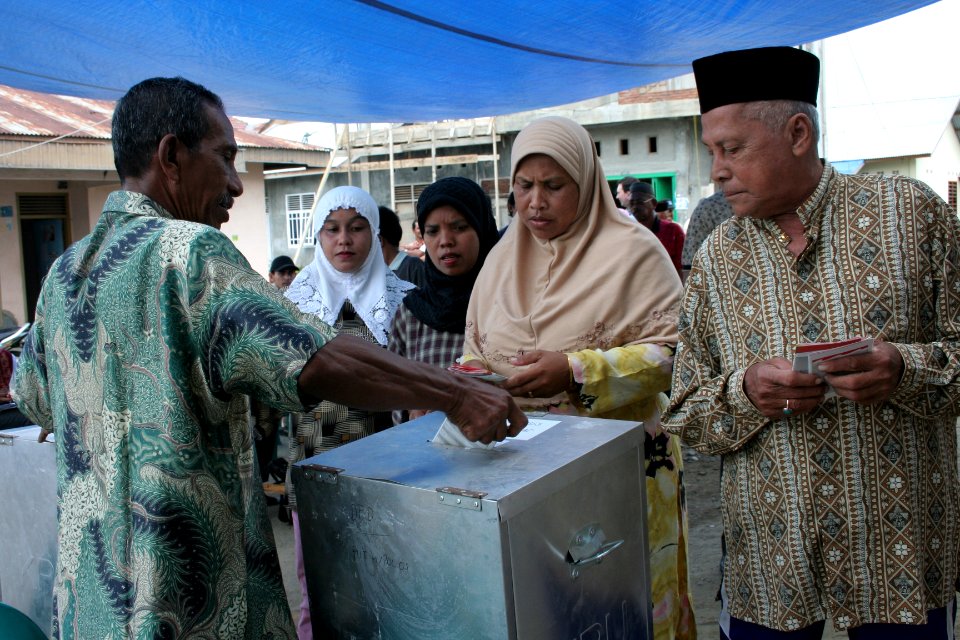Locals preparing to vote at a local voting poll (4320654723)