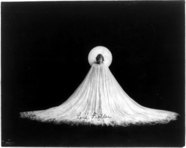 Loie Fuller, 1869-1928, full length portrait, art nouveau pose; in elongated white flowing gown LCCN2005685077 photo