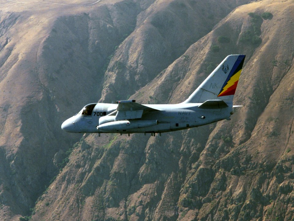 Lockheed S-3B Viking of VS-35 in flight off San Clemente Island on 15 December 1995 (6655028)
