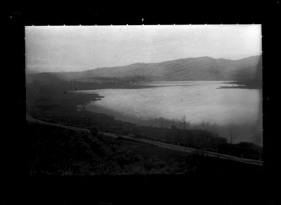Llac al costat d'una carretera amb les muntanyes de fons (AFCEC VIDAL D 5015)