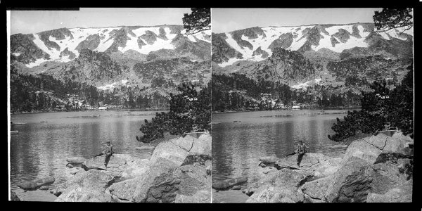 Llac d'Évol o Gorg Negre amb un home i muntanyes al fons