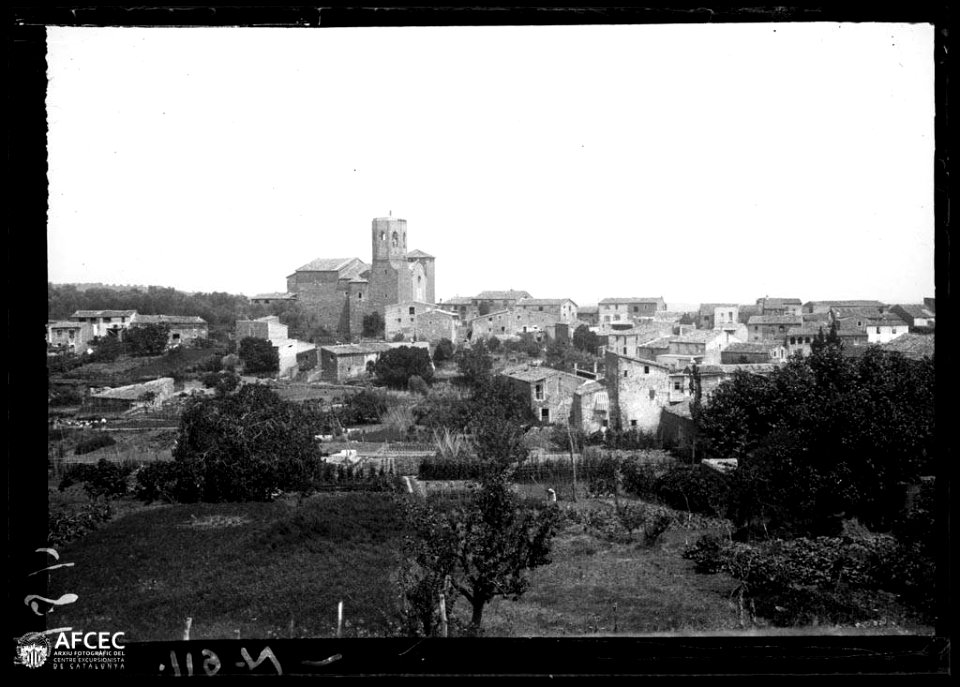 Lladó amb l'església al mig