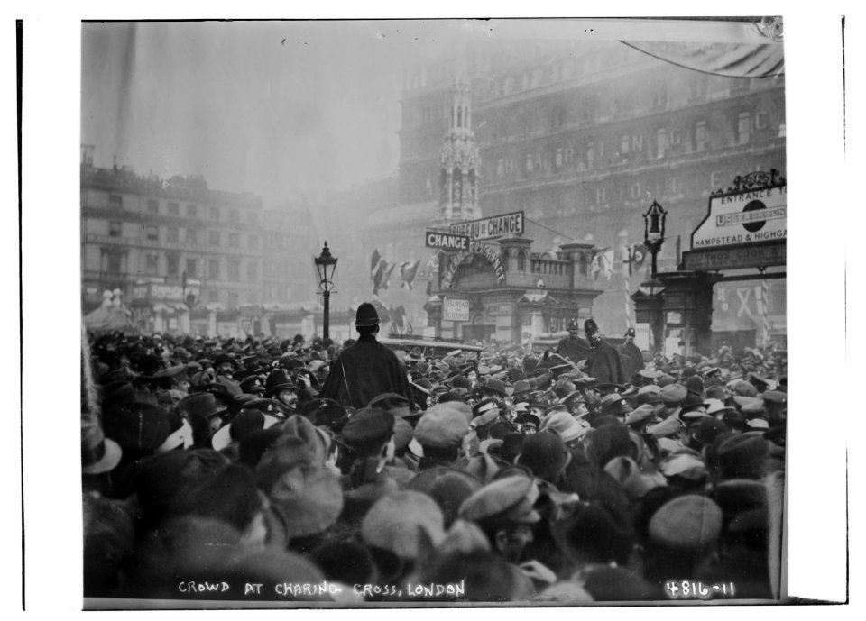 London crowd at Charing Cross, London LCCN2014708304