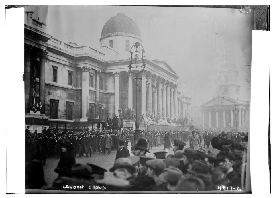 London Crowd LCCN2014708307