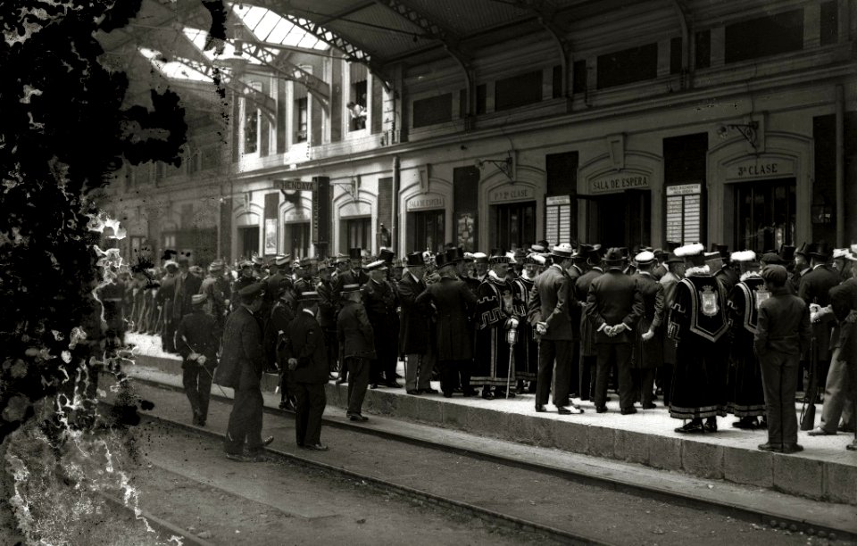 Llegada de la reina María Cristina a la estación del Norte (2 de 3) - Fondo Car-Kutxa Fototeka