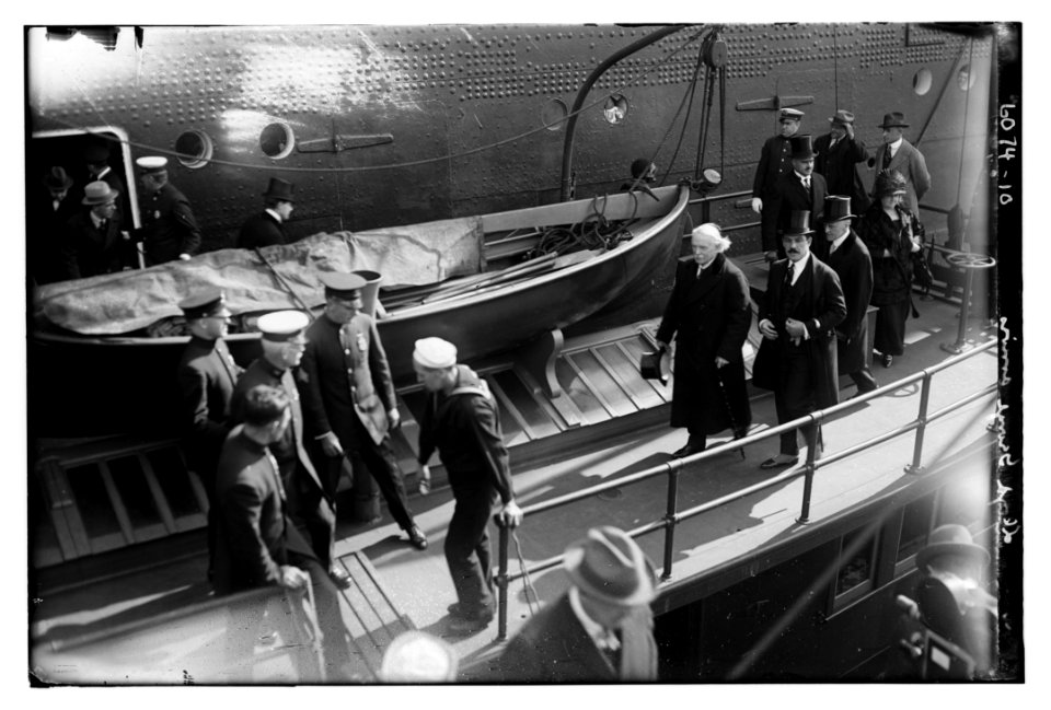Lloyd George arrives LCCN2014716583