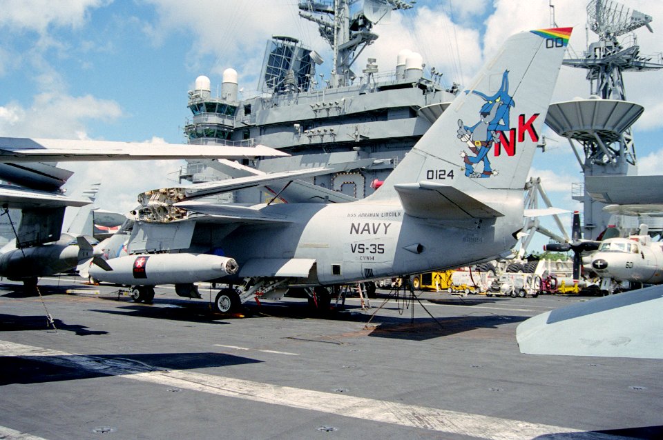 Lockheed S-3B Viking of VS-35 aboard USS Abraham Lincoln (CVN-72) on 4 June 2000 (6526597)