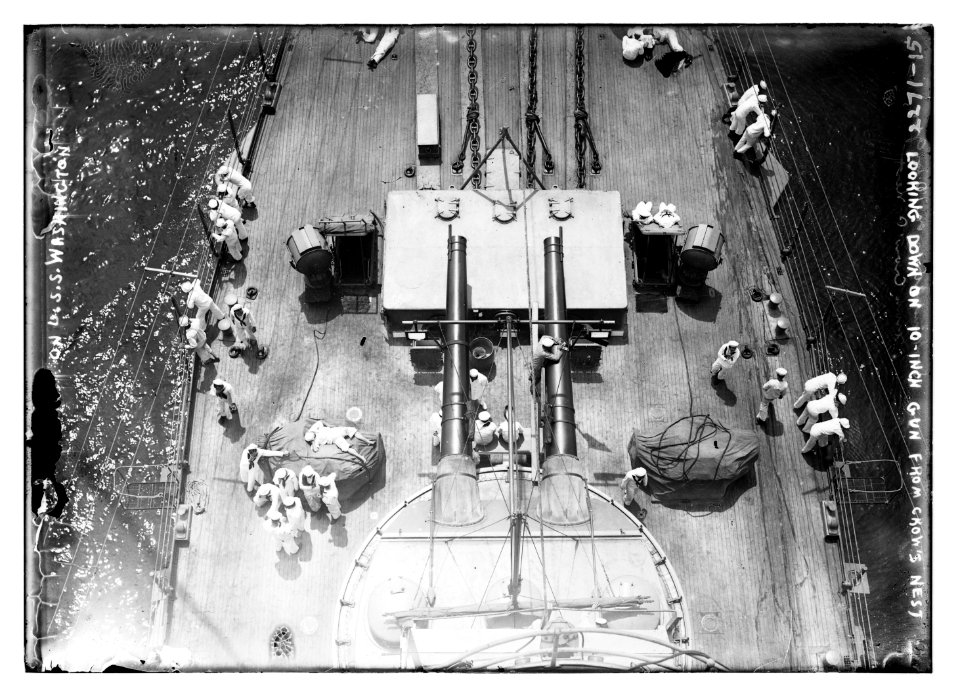 Looking down on 10 inch gun from crow's nest, Washington LCCN2014689045
