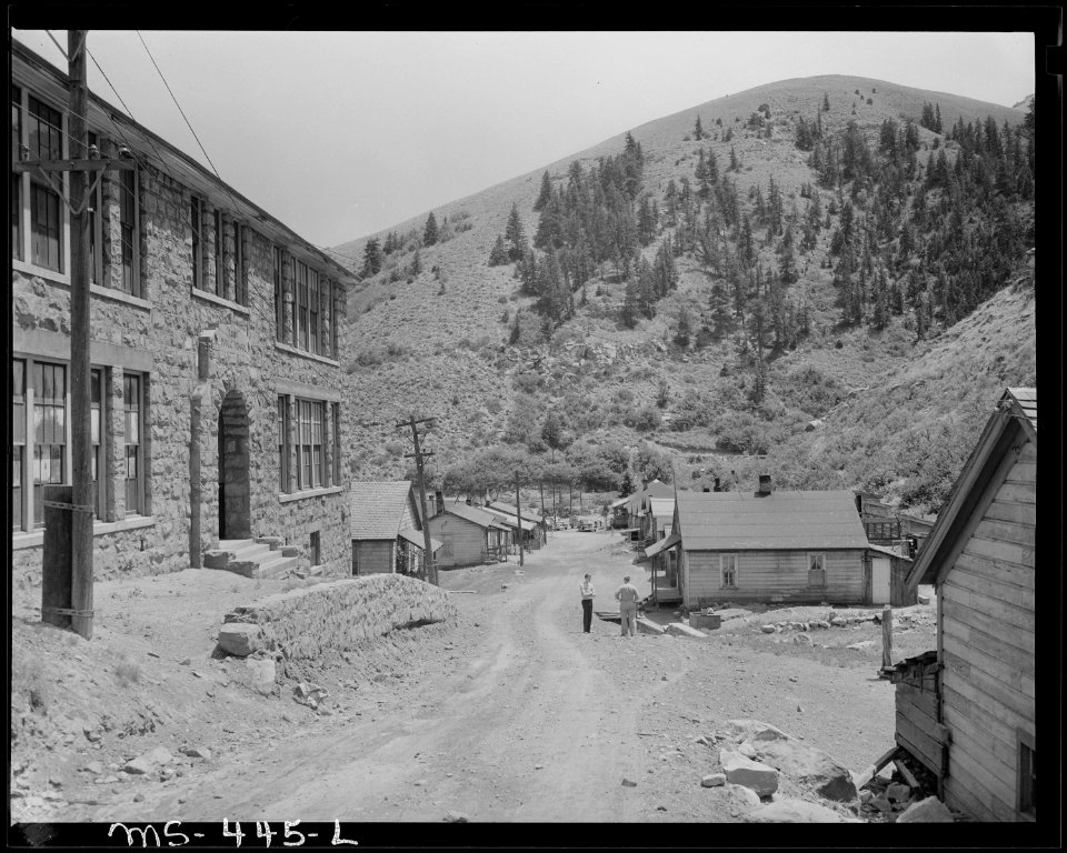 Looking down street. Schoolhouse is on the left. Houses owned by Mrs. Rain, company collects rent for them. Hi Heat... - NARA - 540415