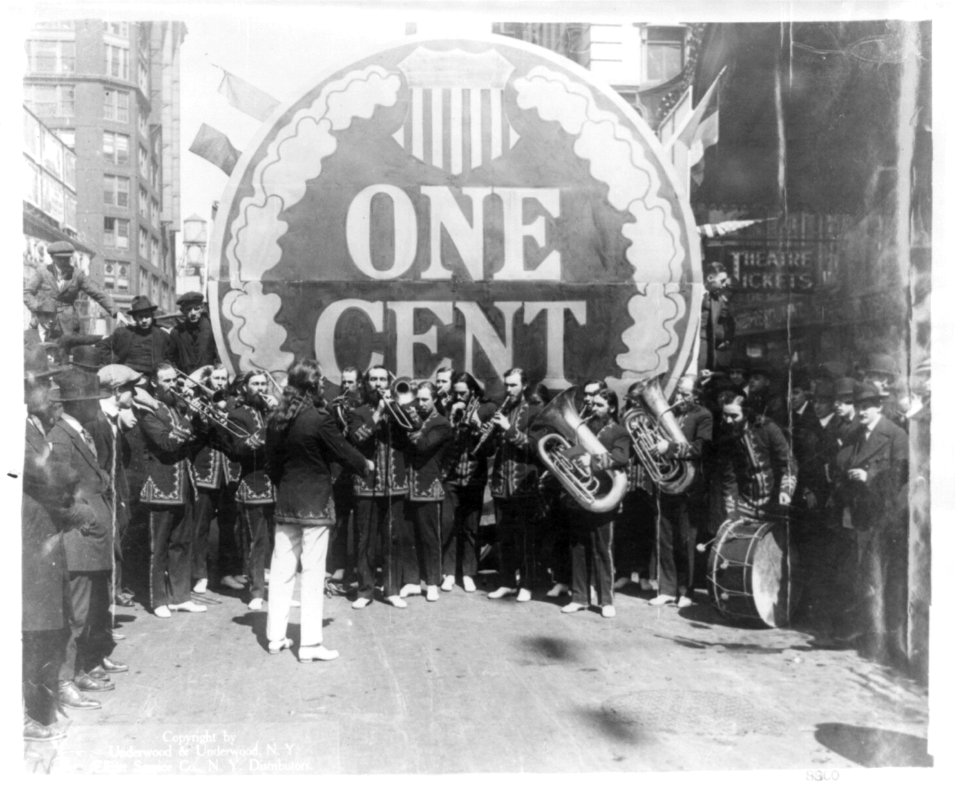 Long haired band aids war gift fund The band of the House of David, from the strange Michigan religious colony where hair cuts and shaves are forbidden, is seen playing in New York to aid LCCN96505274