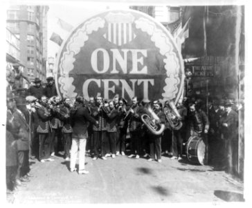Long haired band aids war gift fund The band of the House of David, from the strange Michigan religious colony where hair cuts and shaves are forbidden, is seen playing in New York to aid LCCN96505274