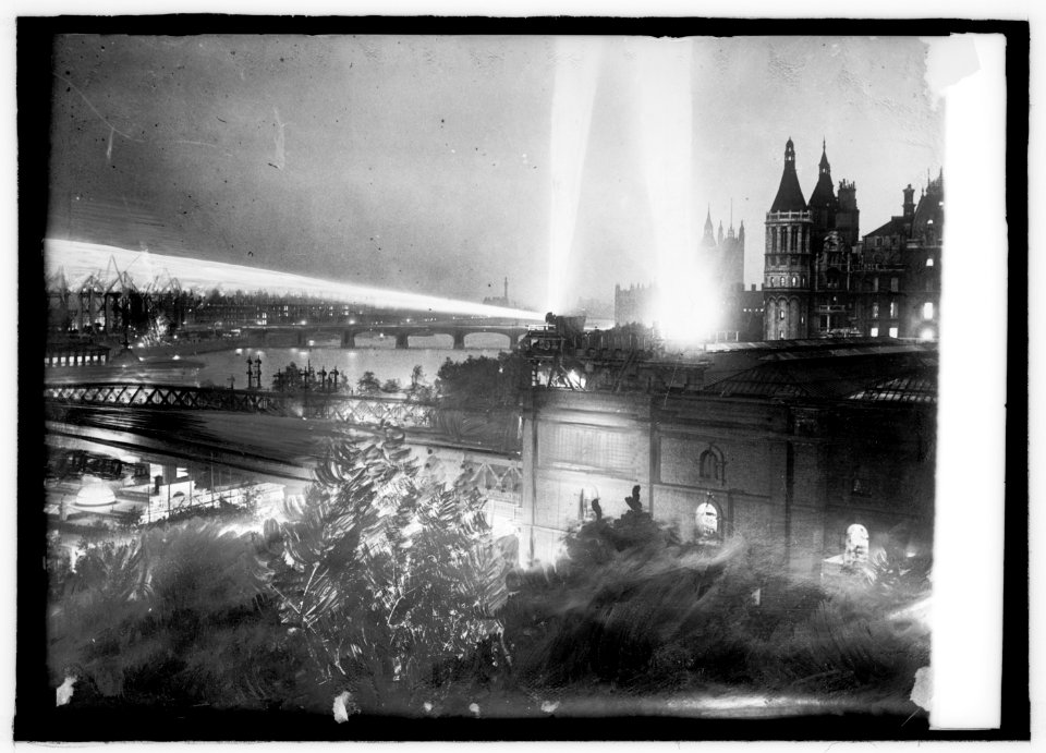 London searchlights, Thames River and Parliament Bldg. LCCN2016821288