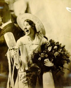 Lorena Cruce, Oklahoma (BB-37), ship sponsor before launching, New Jersey, 1914 (21140850239)
