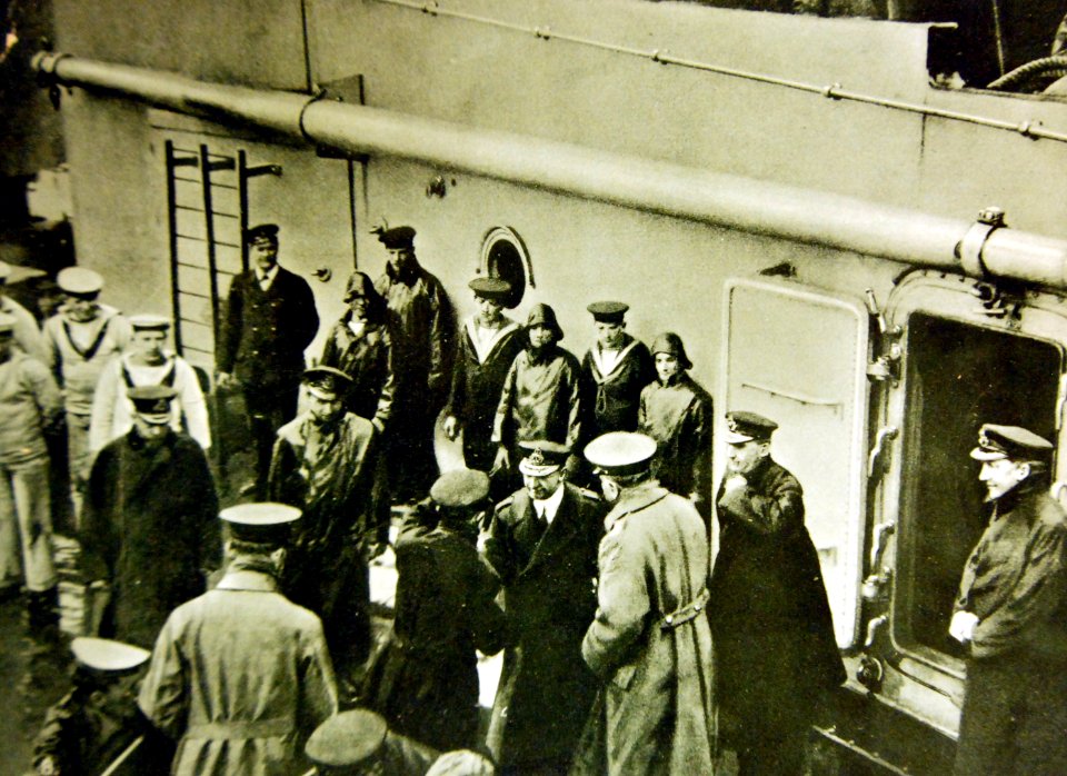 Lord Kitchener and Admiral Jellicoe aboard a ship, WWI (29316573382)