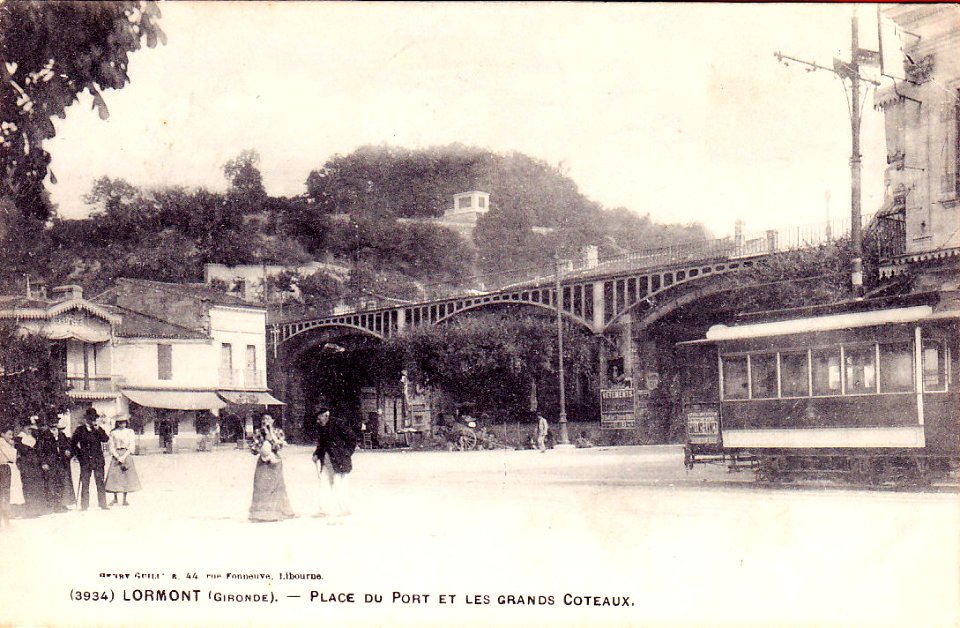 Lormont-la-place-du-port-et-les-grands-coteaux-tramway